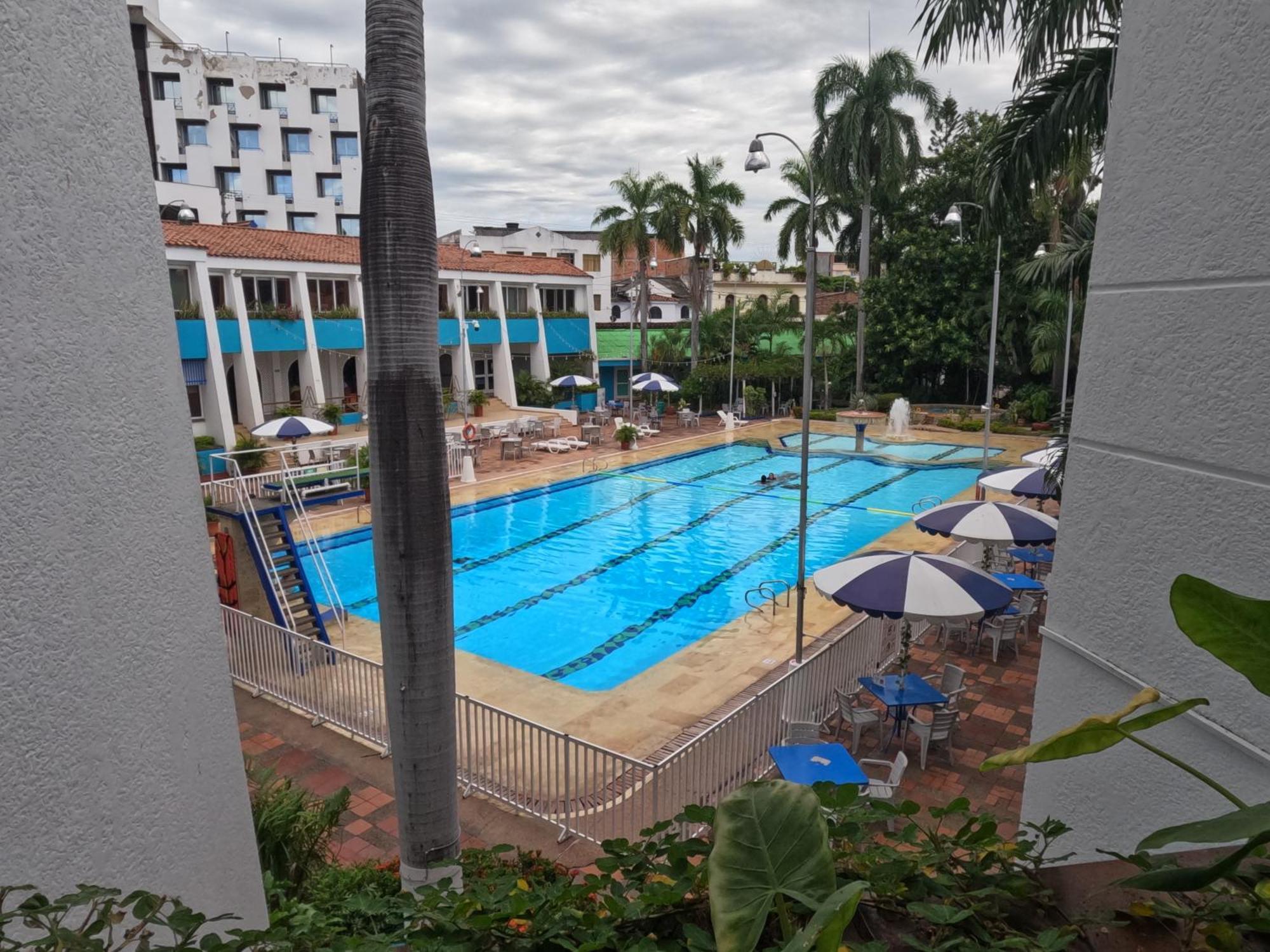 Hotel Bachue Girardot Extérieur photo